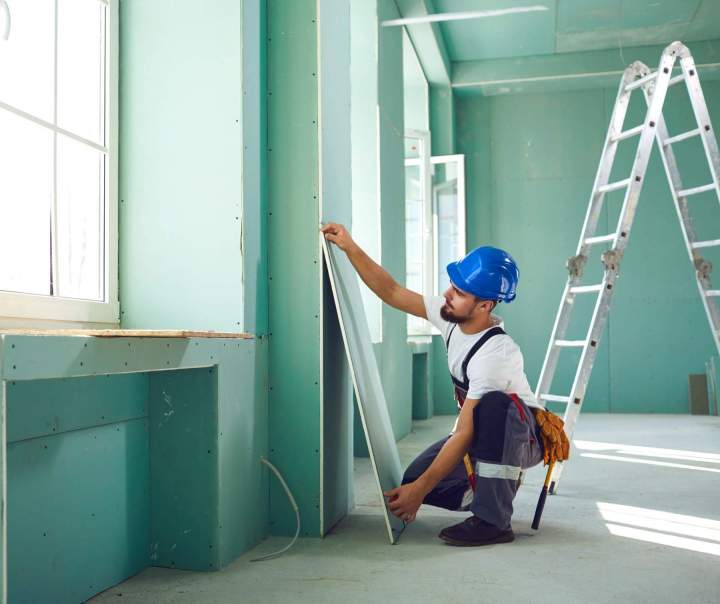 Pose de placoplâtre pour isolation optimale